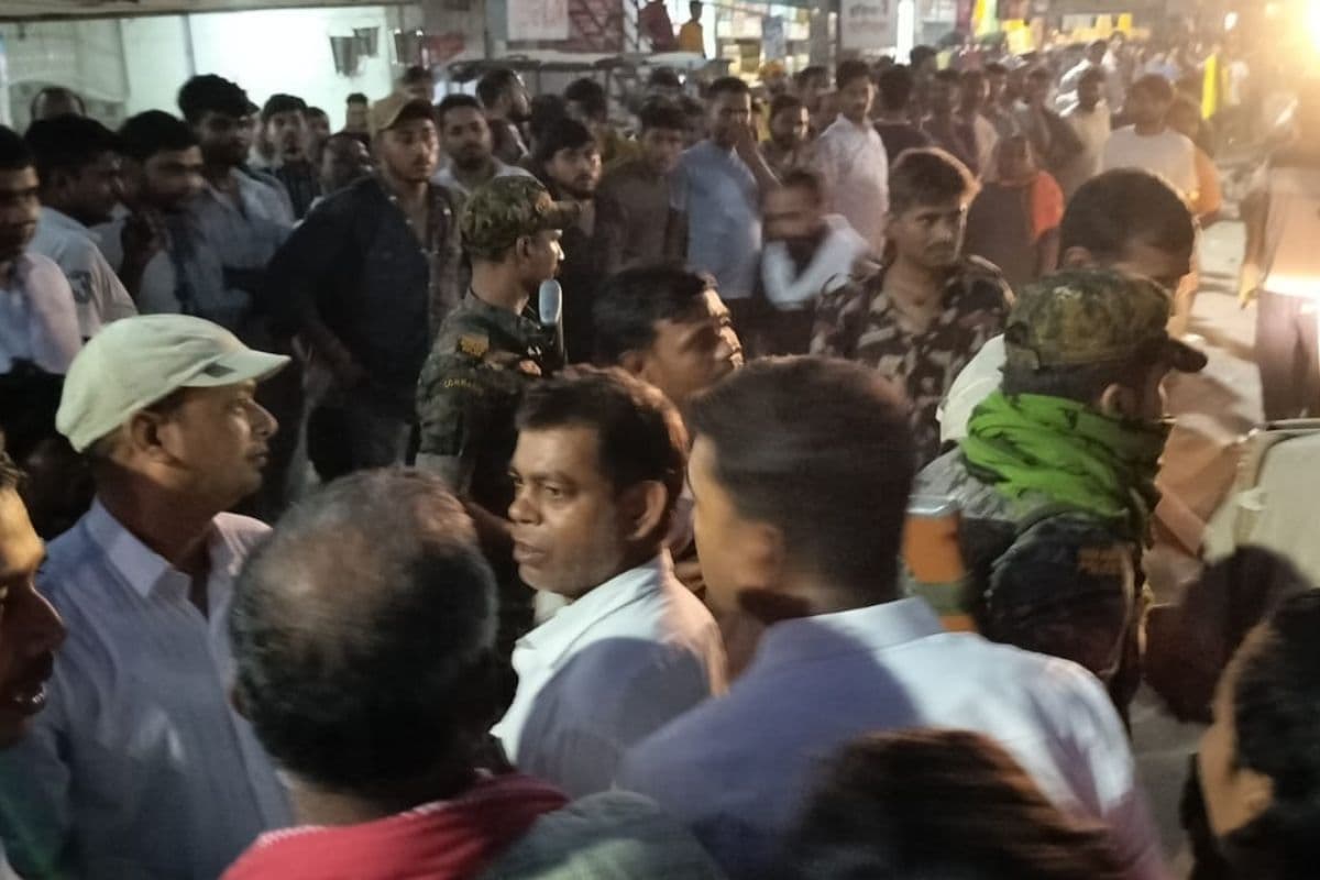 ईओ से नोकझोंक के बाद युवक हिरासत में, कैमूर में सड़क से हटाए गए अवैध ठेले