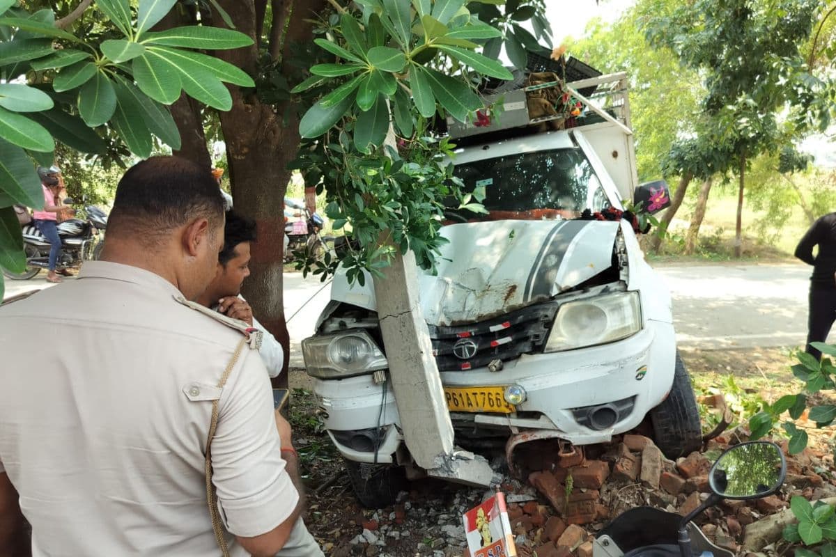 तेज रफ्तार पिकअप ने बिजली पोल में मारी टक्कर, बड़ा हादसा टला; चालक वाहन छोड़ फरार