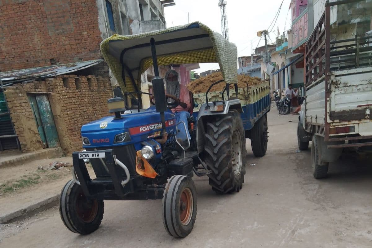तेज रफ्तार ओवरलोडेड ट्रैक्टर, संकरी गलियों में हादसे का डर बढ़ा