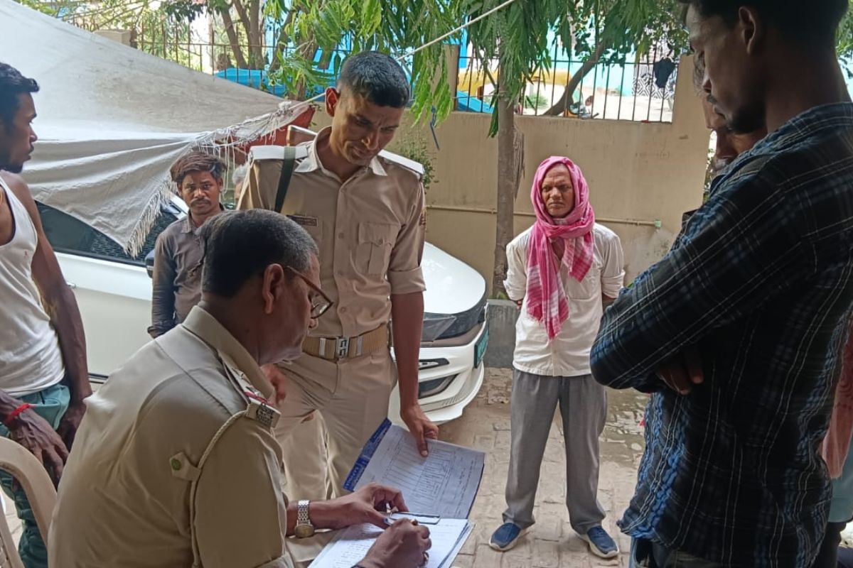 रेलवे ट्रैक पर काम कर रहे गैंग लीडर की ट्रेन की चपेट में आकर मौत, 15 दिन पहले बना था पिता