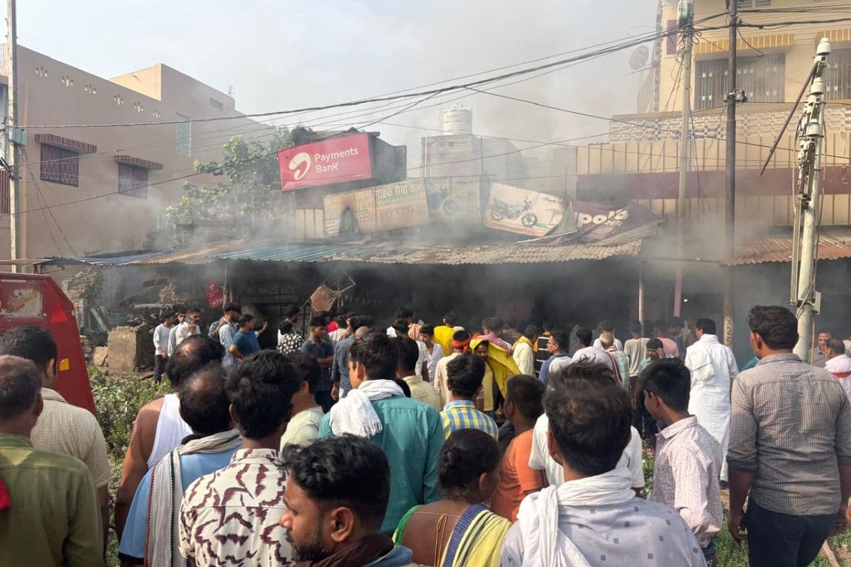 कैमूर के तीन दुकानों में लगी भीषण आग, लाखों का सामान जलकर राख