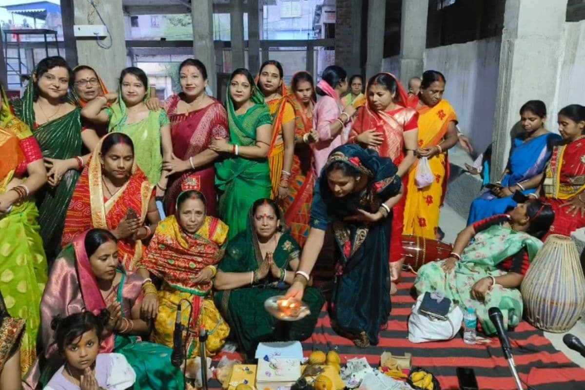 कटिहार के विष्णु मंदिर में गूंजा भक्ति का महास्वर, हरि नाम में डूबीं श्रद्धालु महिलाएं