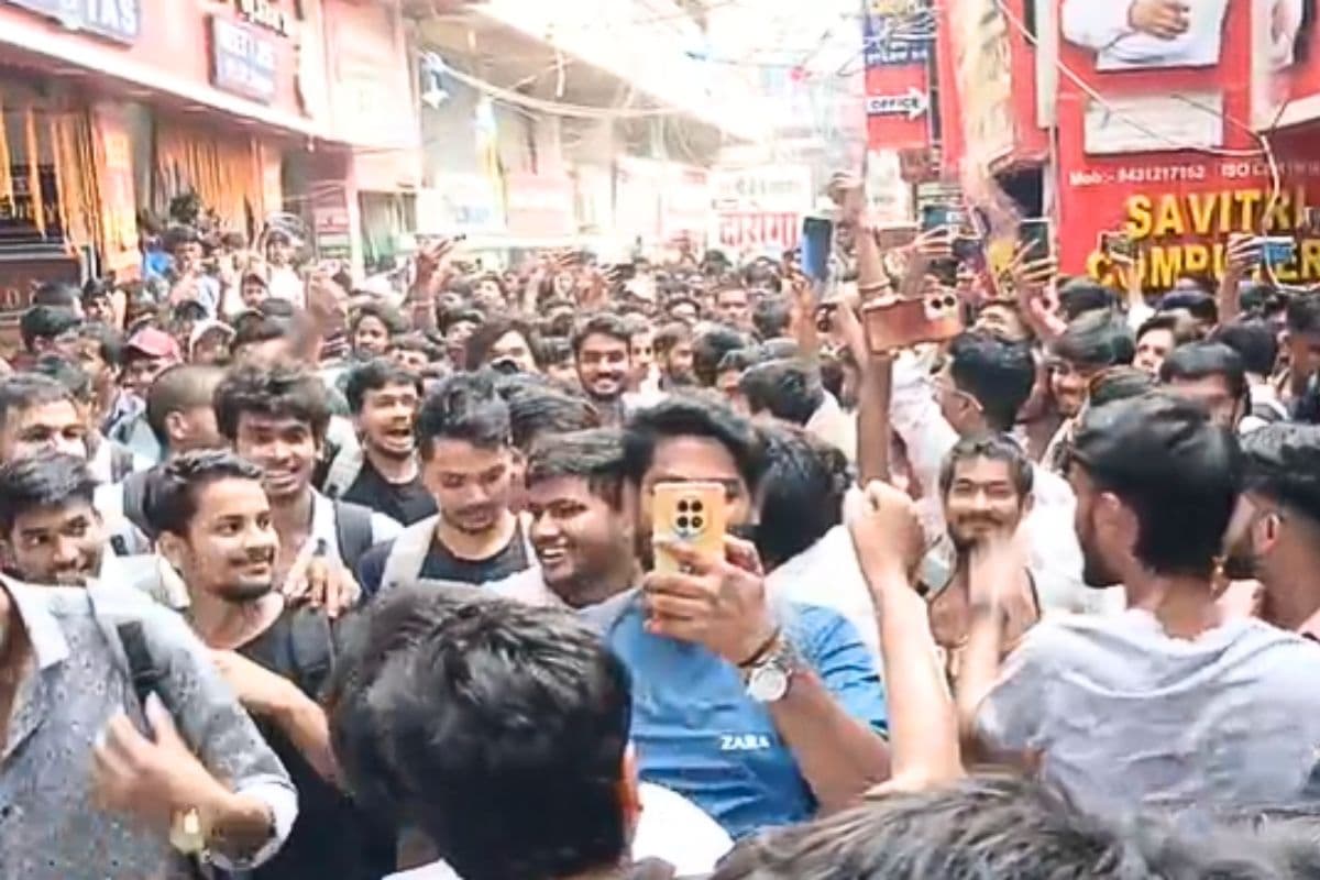 पटना में खान सर के समर्थन में सड़क पर उतरे छात्र, कोचिंग के बाहर कर रहे नारेबाजी, पुलिस की अपील- बहकावे में न आएं