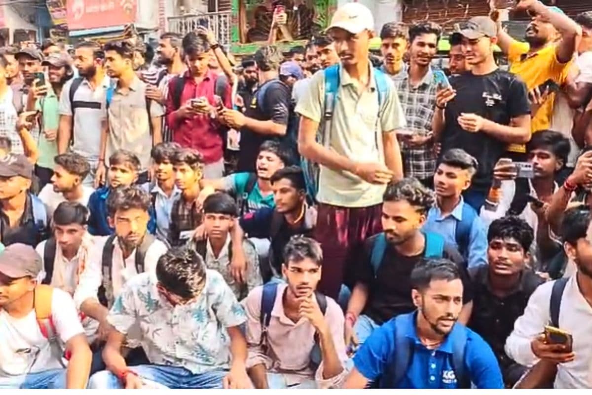 पटना में खान सर की कोचिंग के बाहर सड़क पर बैठे छात्र, बोले- जब तक सर को सुरक्षा नहीं मिलेगी, नहीं हटेंगे