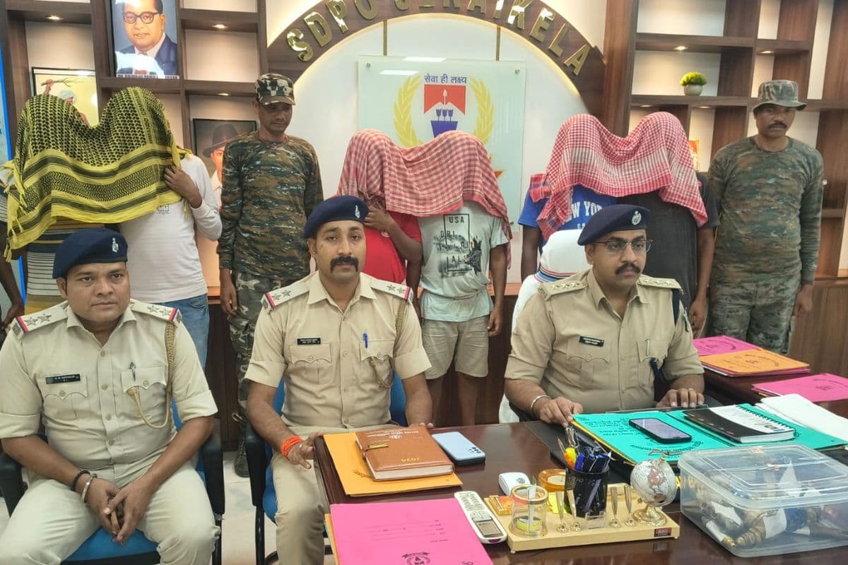 खरसावां में बंद अभिजीत फैक्ट्री में चोरी करने घुसे छह लोगों को पुलिस ने खदेड़ कर पकड़ा 