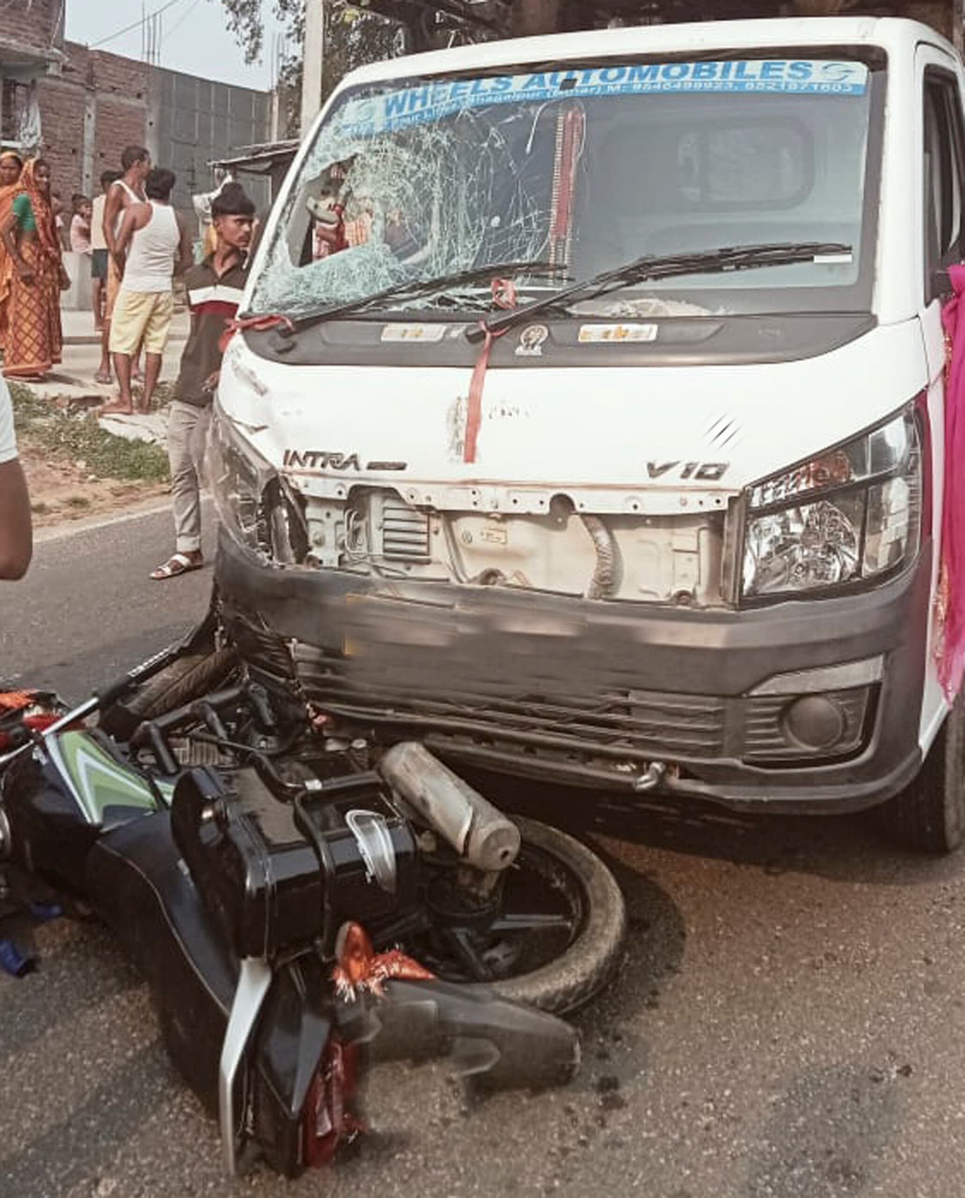 सड़क किनारे खड़ी ट्रक से टकराई बाइक, दो युवकों की मौत