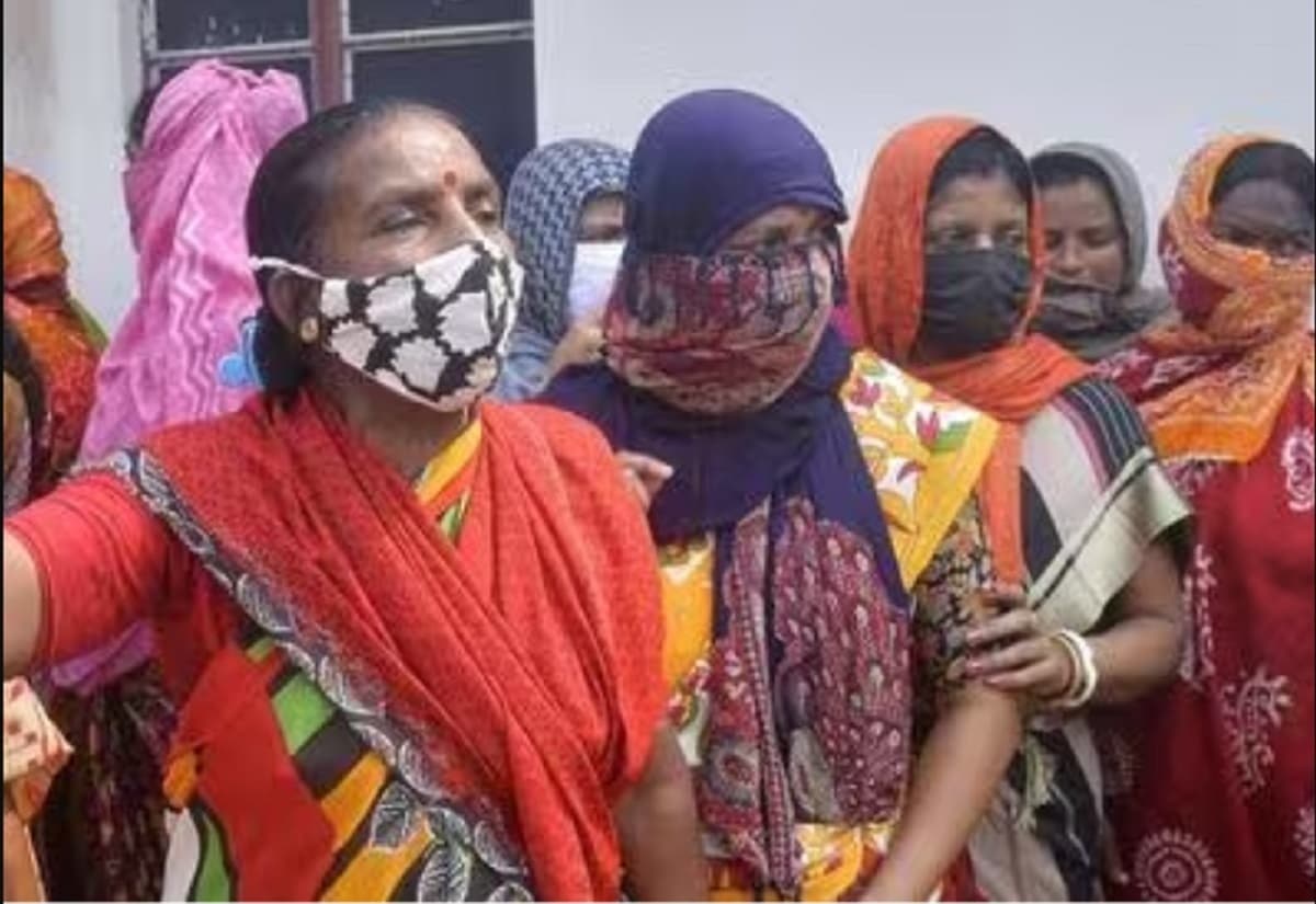 बंगाल : 'हिसाब बताओ या अंडे खाओ', गुस्सायी महिलाओं को देख भाग गये तृणमूल नेता