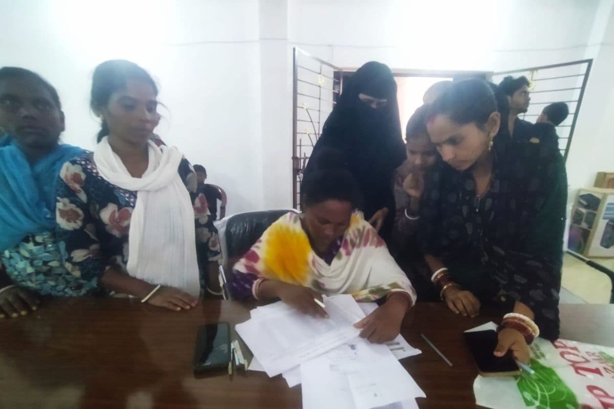मुख्यमंत्री मंईयां सम्मान योजना: नोवामुंडी के महुदी पंचायत में लाभुकों का भौतिक सत्यापन शुरू