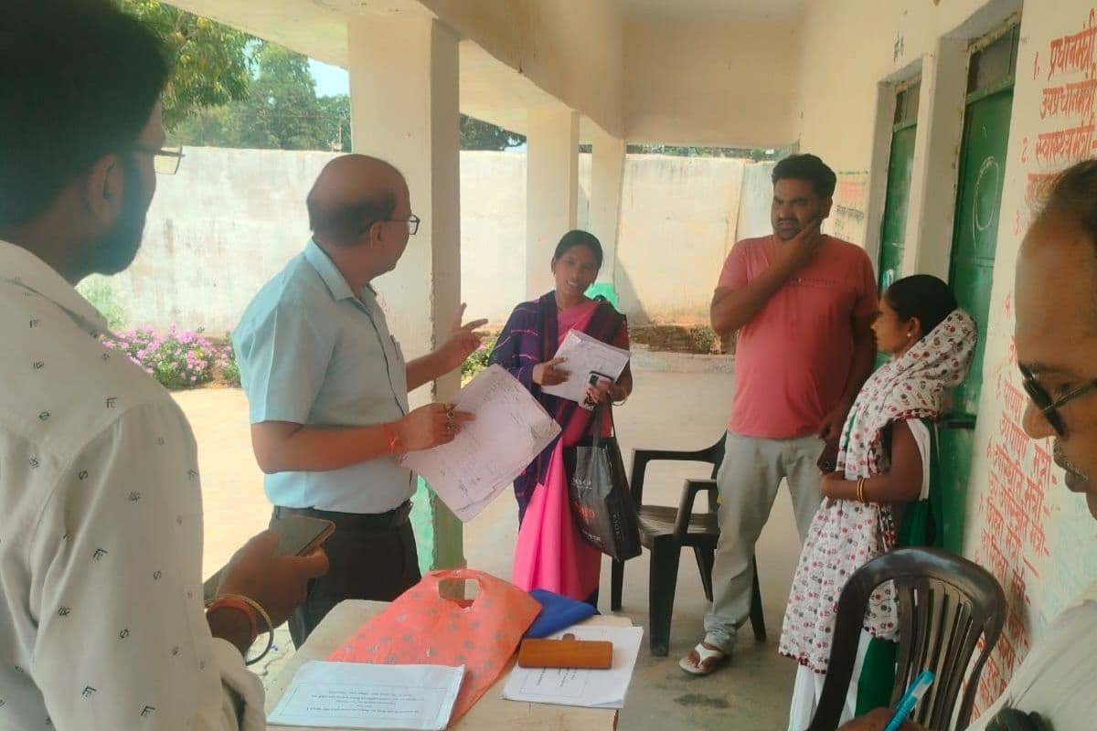गढ़वा में आज रविवार को भी खुले हैं पोलिंग बूथ वाले स्कूल, वोटर लिस्ट मैपिंग के लिए बीएलओ मौजूद