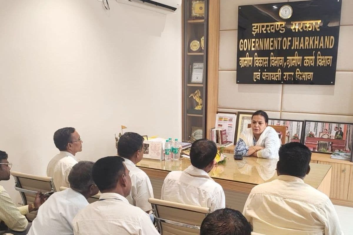 सरायकेला-खरसावां के ग्राम प्रधान महासभा के प्रतिनिधिमंडल ने मंत्री दीपिका पांडेय सिंह से की मुलाकात