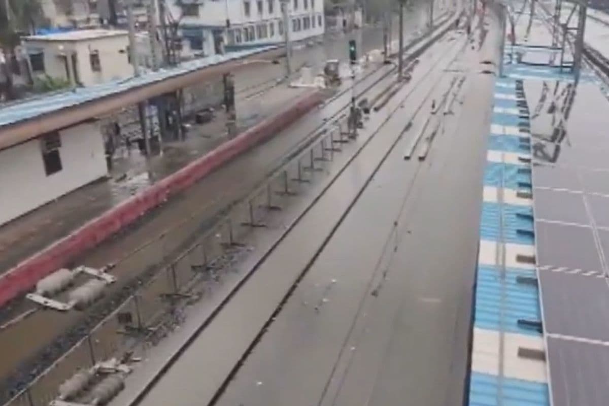 मुंबई लोकल ट्रेन में 22 वर्षीय युवक की चाकू मारकर हत्या, दरवाजा बंद करने को लेकर हुआ था विवाद