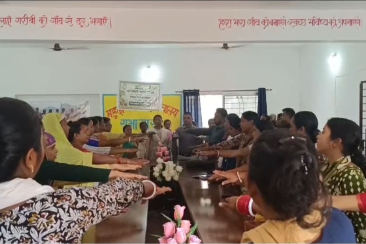 नोवामुंडी के महुदी पंचायत भवन में नशा मुक्ति अभियान पूरा, पल्स पोलियो को लेकर लोगों को किया गया जागरूक