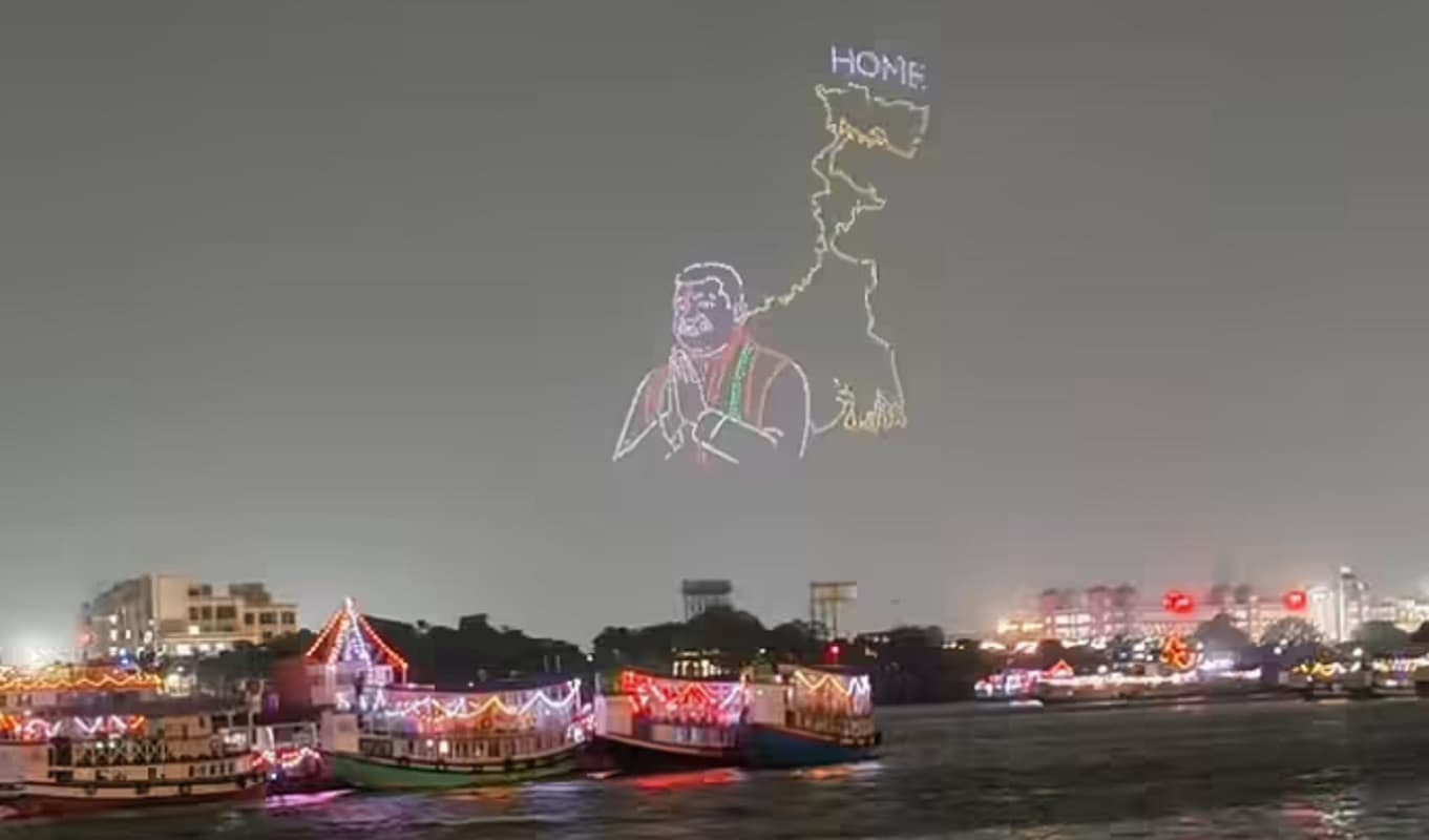 बंगाल : हावड़ा ब्रिज पर दिखा शानदार नजारा, योग दिवस पर 3000 ड्रोन का मेगा शो