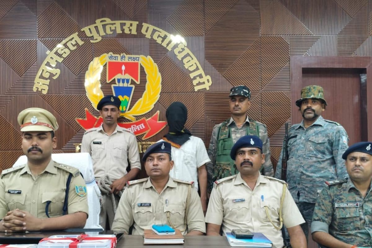 पलामू: सरसोत गांव में अवैध हथियार के साथ युवक गिरफ्तार, दो देशी कट्टा जब्त