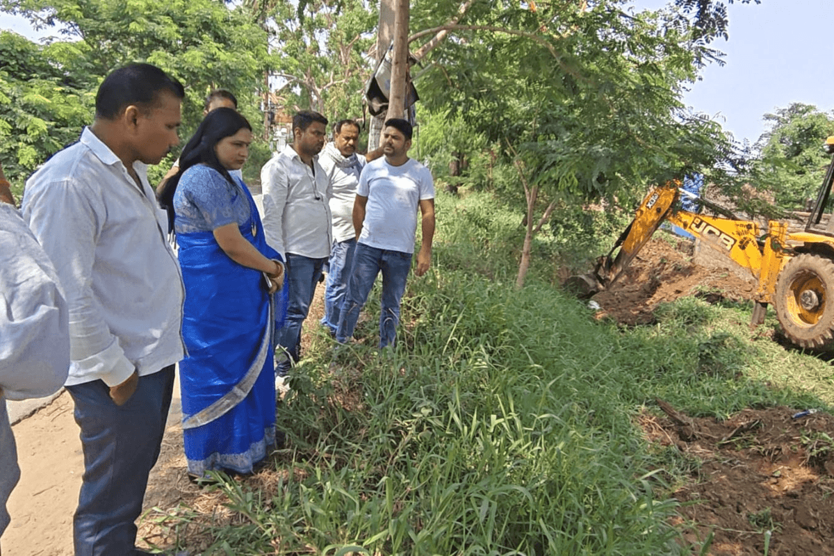 बिक्रम नगर पंचायत में मानसून से पहले एक्शन, वार्ड 6 में JCB से शुरू हुई मुख्य नाले की उड़ाही