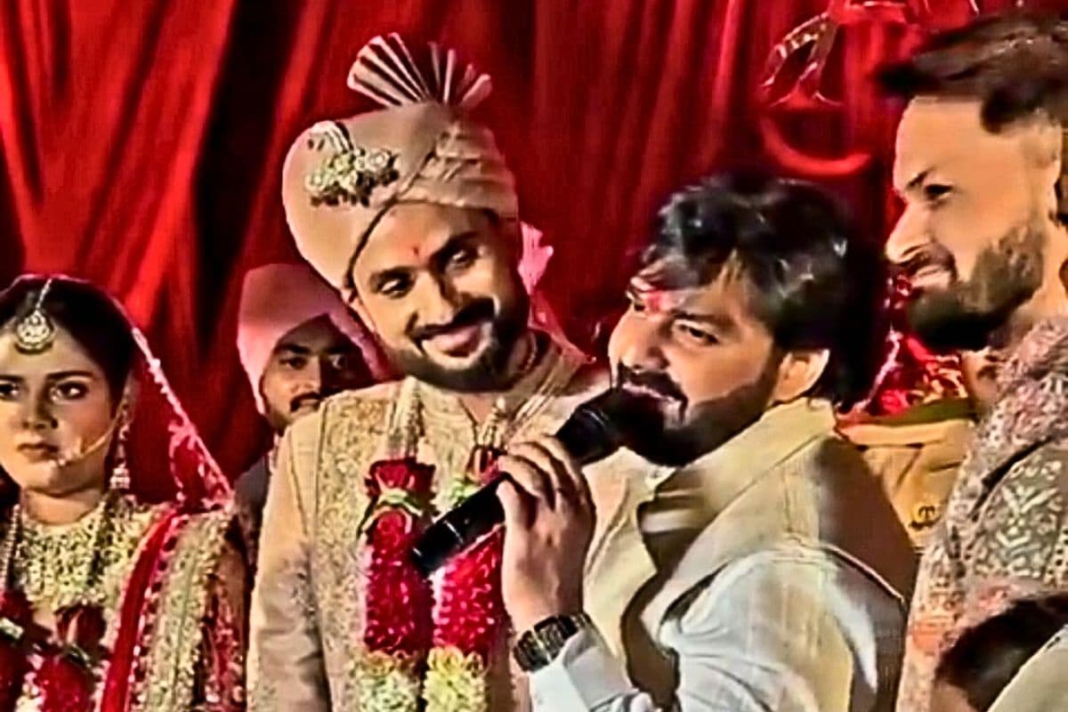 पवन सिंह ने 'भगवान बड़ी फुर्सत से…' गाकर लूटी महफिल, आकाशदीप की शादी में झूमे मेहमान, दुल्हन ने छुए पैर