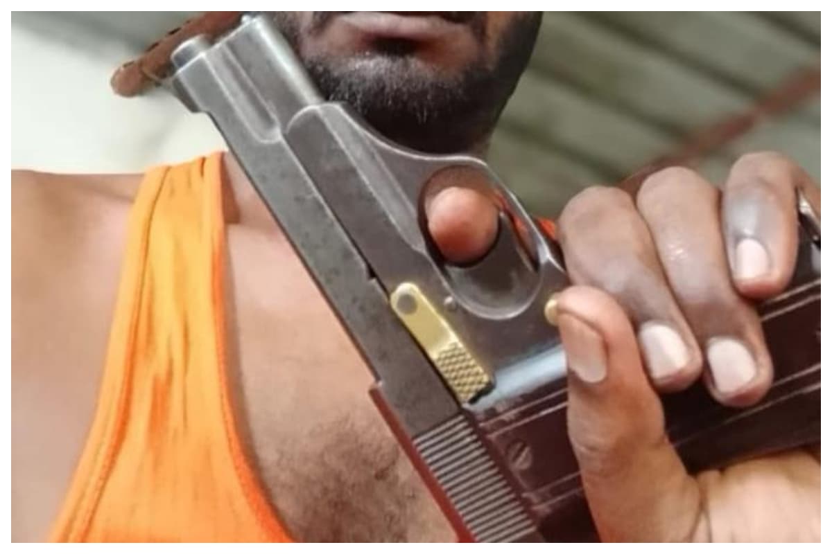 bihar-muzaffarpur-ahiyapur-youth-weapon-photo-viral-social-media-police-investigation