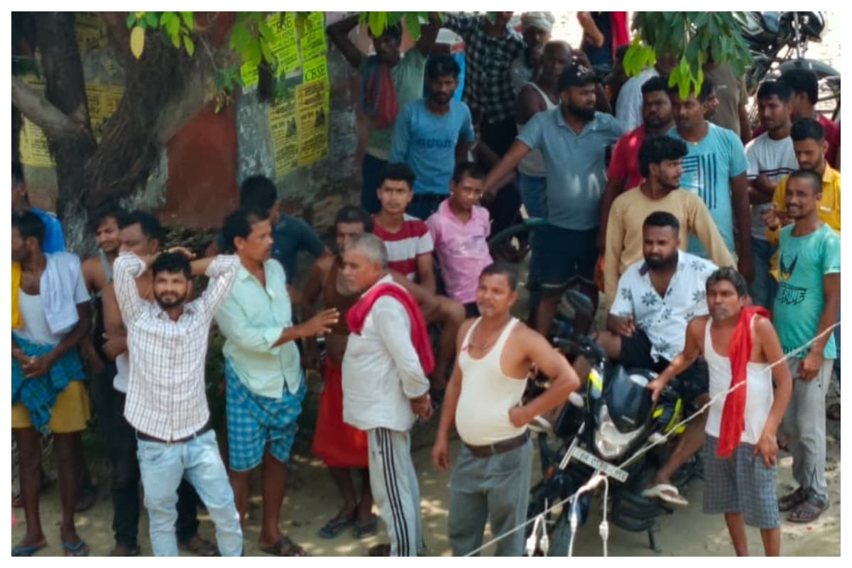 Motihari News: मिठाई दुकान में नेपाल के रहने वाले स्टाफ ने लगाई फांसी, FSL की टीम जांच में जुटी