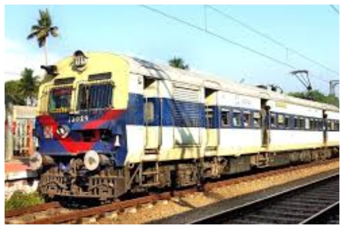 Sitamarhi News: सीतामढ़ी बाजपट्टी रेलवे स्टेशन पर पाटलिपुत्र-दरभंगा इंटरसिटी एक्सप्रेस का ठहराव शुरू, क्षेत्र में जश्न का माहौल