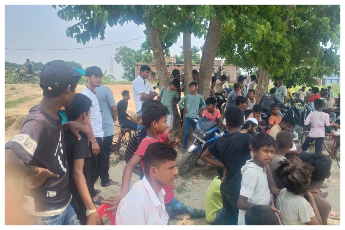 Darbhanga News: विवाहिता की संदिग्ध मौत, पुलिस ने जलती चिता बुझाकर शव को निकाला बाहर