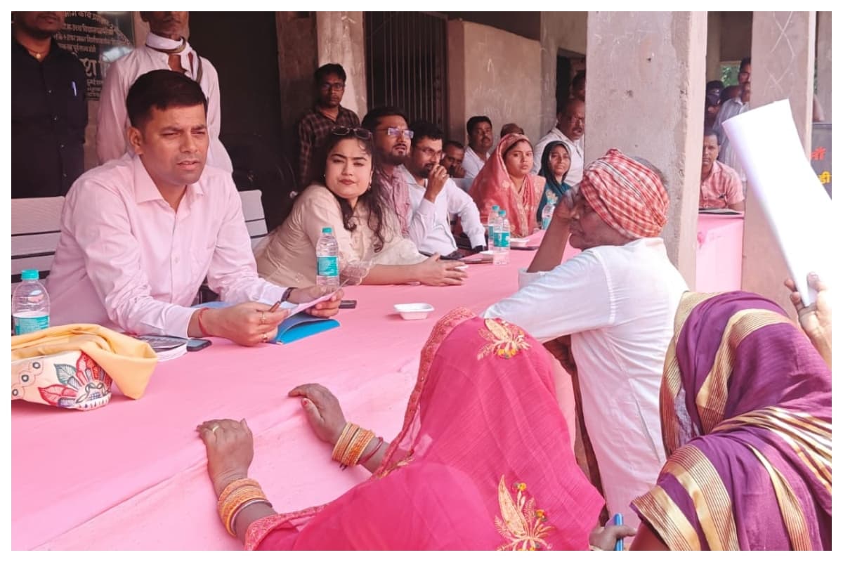 Madhubani News: सहयोग शिविर में उमड़ी महिलाओं की भीड़, राशन-पेंशन दाखिल-खारिज और आवास के लिए अधिकारियों से गुहार