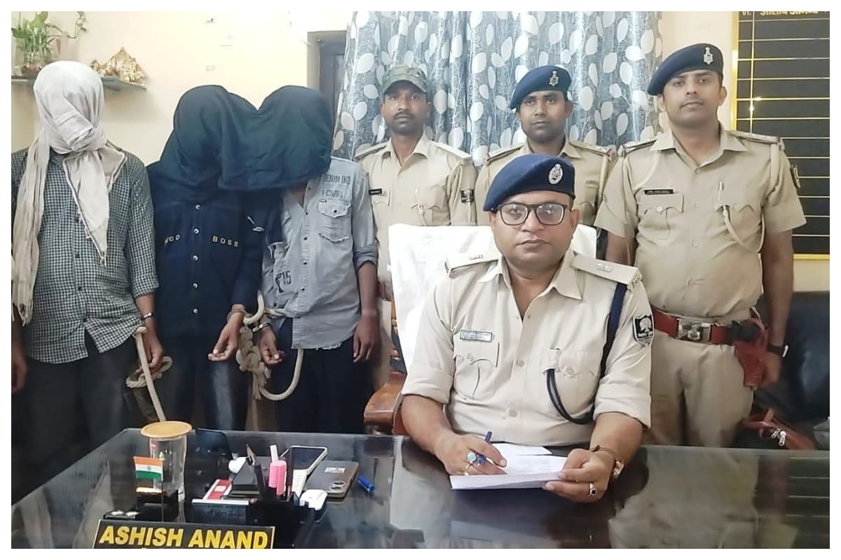 Sitamarhi News: हाइवे लूटकांड का खुलासा, हथियार और ड्रग्स के साथ तीन कुख्यात गिरफ्तार