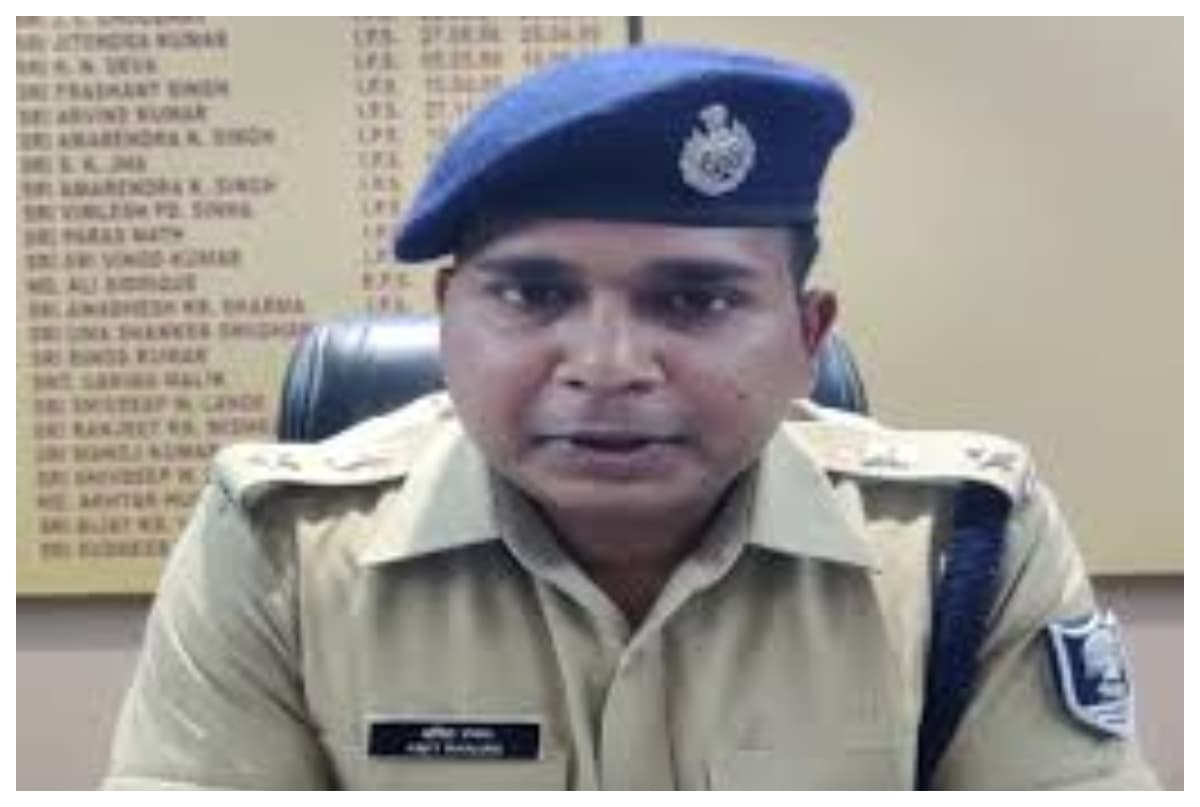 सीतामढ़ी: एसपी का बड़ा एक्शन: आपराधिक इतिहास वाले 3 सिपाहियों की फाइल दबाने पर दो मुंशी निलंबित