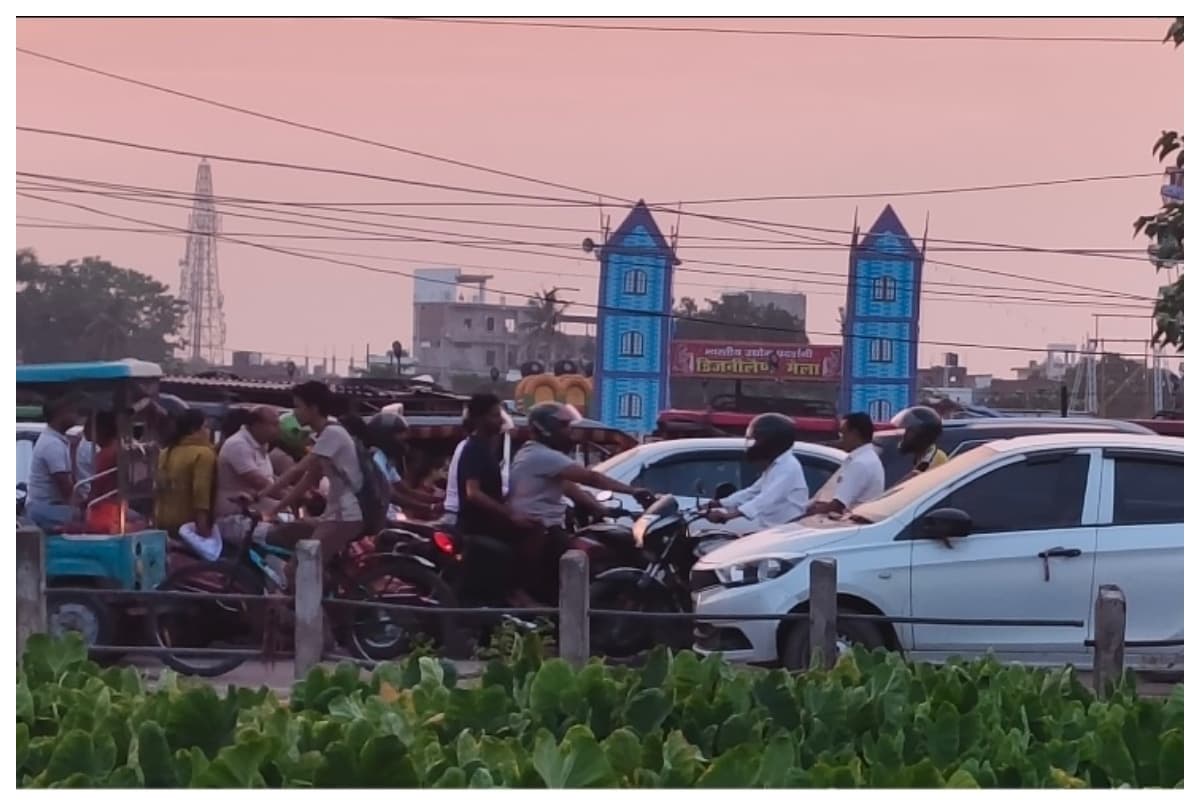 मोतिहारी: डिजनीलैंड मेले से ट्रैफिक व्यवस्था ध्वस्त: हॉस्पिटल चौक-ओवरब्रिज मार्ग पर लग रहा घंटों जाम