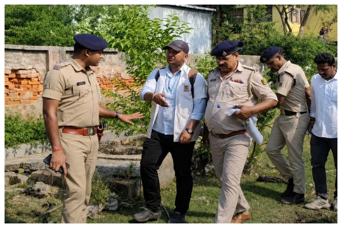 दरभंगा: DMCH में नर्सिंग छात्र मोबाइल टावर पर चढ़कर किया प्रदर्शन, परीक्षा में धांधली का आरोप लगा कर हाई वोल्टेज ड्रामा