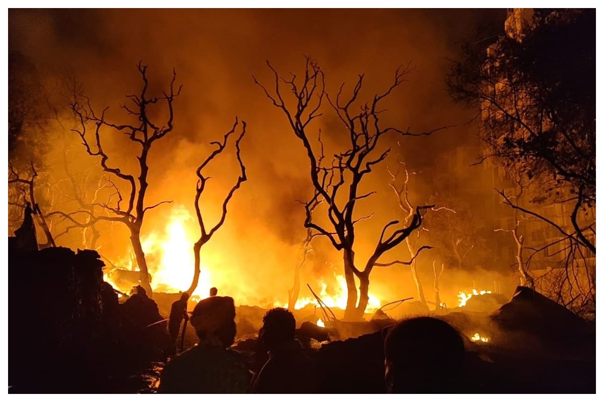 मुजफ्फरपुर: 14 दमकल ने नौ घंटे की मशक्कत के बाद आग पर पाया काबू, जलने से बचा अपार्टमेंट
