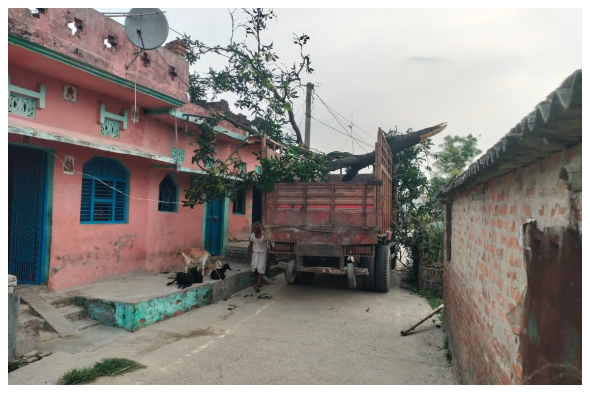 Bettiah Truck Accident: अनियंत्रित ट्रक का तांडव आधा दर्जन पोल टूटे