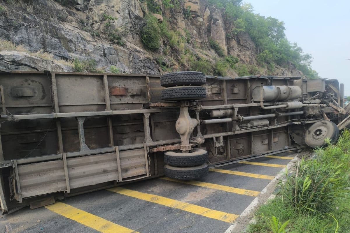 रामगढ़: चुटूपालू घाटी में पलटा रूई लदा ट्रक, ड्राइवर घायल, लगा लंबा जाम 