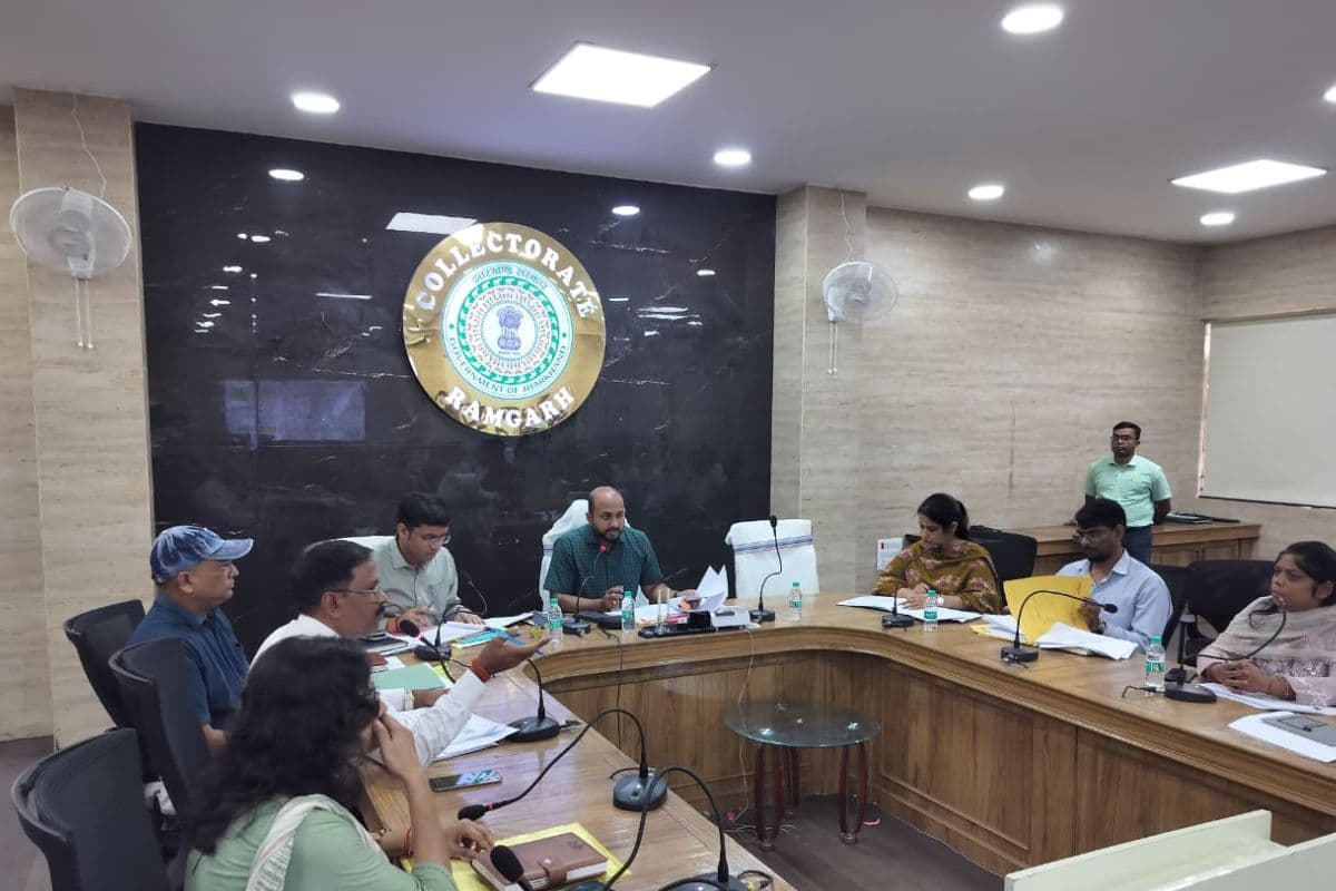 रामगढ़ में ग्रामीण विकास योजनाओं की समीक्षा बैठक आयोजित, डीसी ने दिए निर्देश 
