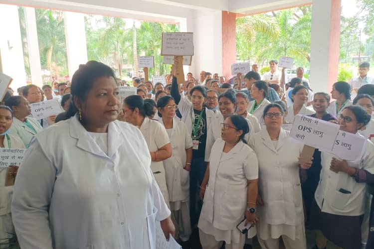 रिम्स कर्मियों का फूटा गुस्सा, तीन महीने से वेतन नहीं मिलने पर धरना