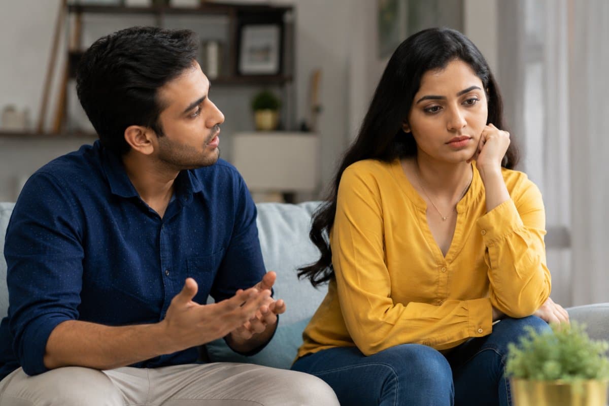 क्या हर बात पर सलाह देना आपके रिश्ते को धीरे-धीरे कमजोर कर रहा है? जानिए पूरी सच्चाई