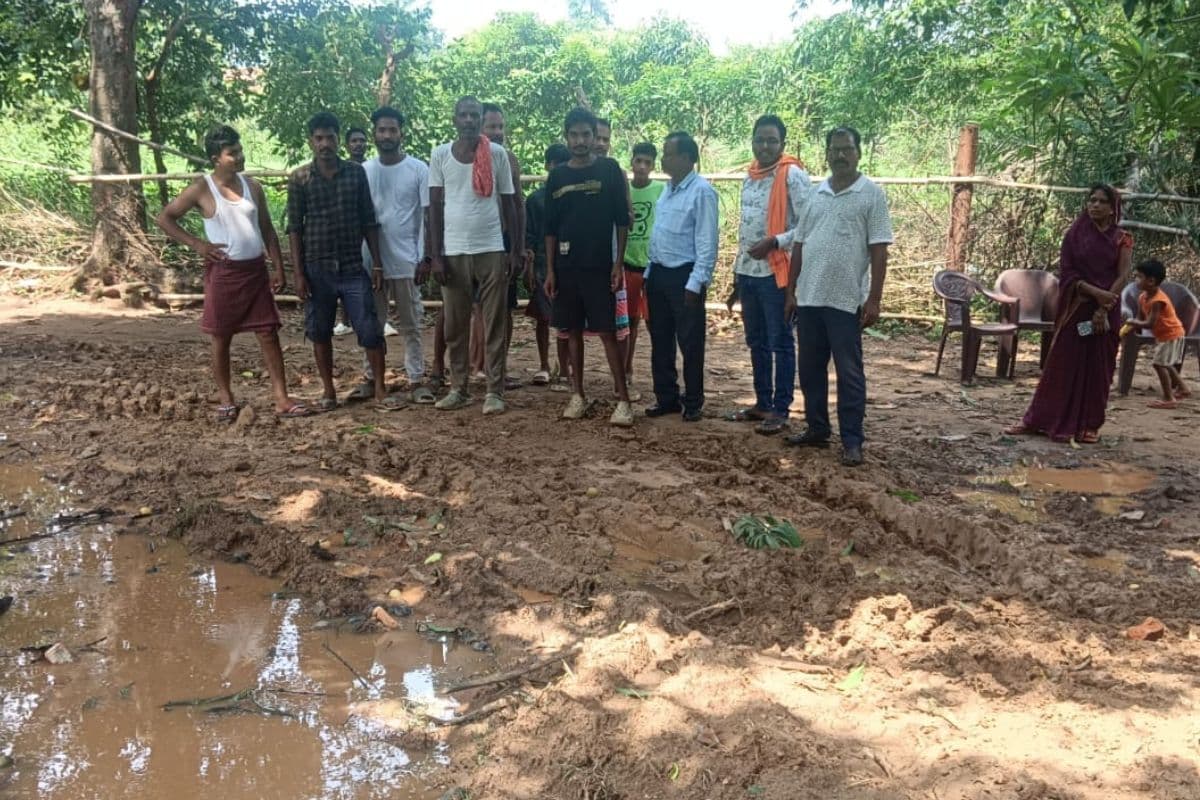 खूंटी के बड़का रेगरे गांव की जर्जर सड़क पर ग्रामीणों ने जताई नाराजगी, भाजपा ने सरकार को घेरा 