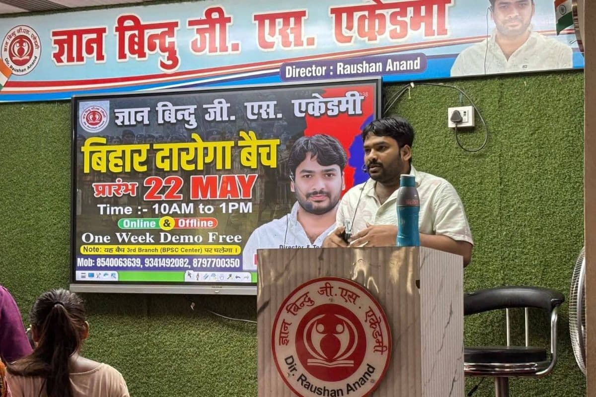 कौन हैं रौशन आनंद? अधिकारी नहीं बने तो बच्चों को शुरू किया पढ़ाना, फीस के बदले स्टूडेंट से लेते थे खाना