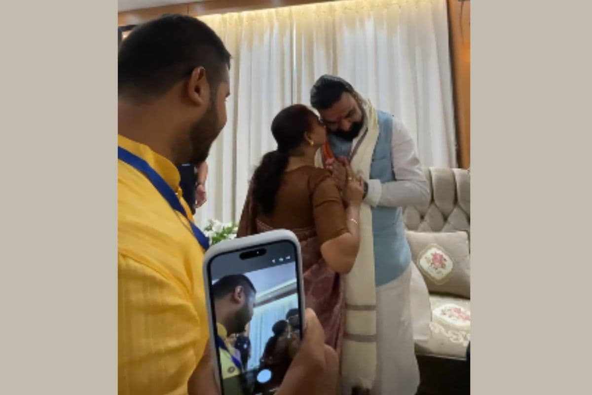 क्रिकेटर आकाशदीप की मां और सीएम सम्राट का वीडियो वायरल, कान में ऐसा क्या कहा कि मुख्यमंत्री लगाने लगे ठहाके?