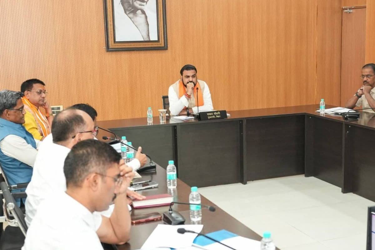 'सड़क-पुल निर्माण में गड़बड़ी हुई तो खैर नहीं...', CM सम्राट ने हाई-लेवल मीटिंग कर अधिकारियों को दिए सख्त निर्देश