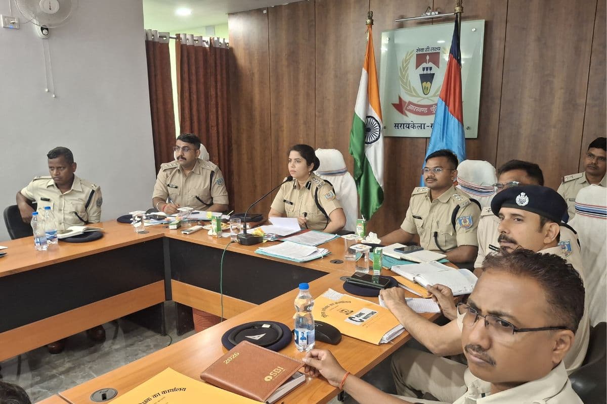 एसपी निधि द्विवेदी ने थाना प्रभारियों को दिए निर्देश, बेहतर पुलिसिंग पर जोर 