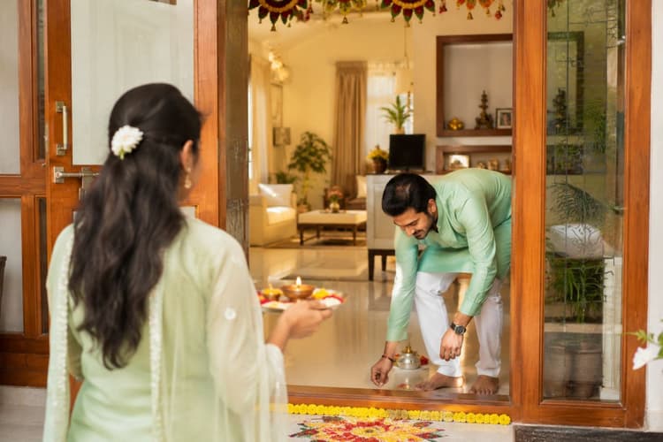 नया घर चमकाएगा किस्मत या बढ़ेगी परेशानी? शिफ्ट होने से पहले जरूर कर लें ये 5 छोटे बदलाव