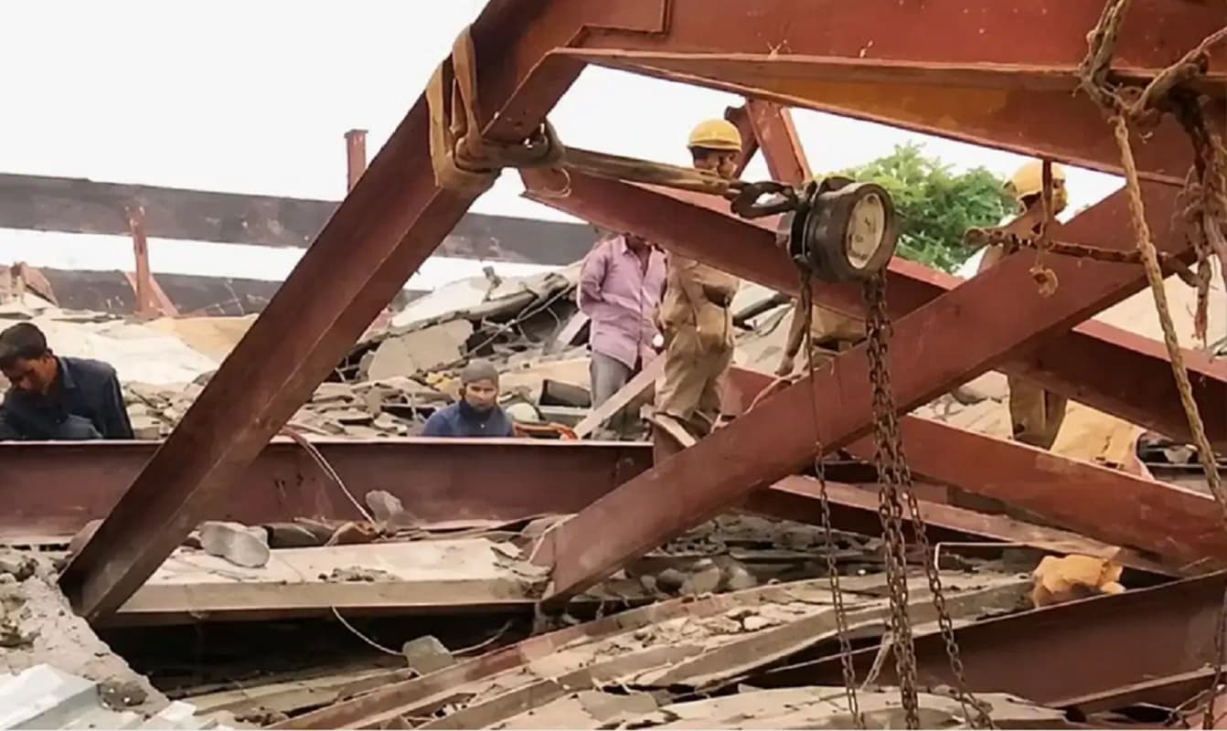 कोलकाता के ताराताला में अचानक ढहा गोदाम, मलबे में कम से कम 40 लोग दबे
