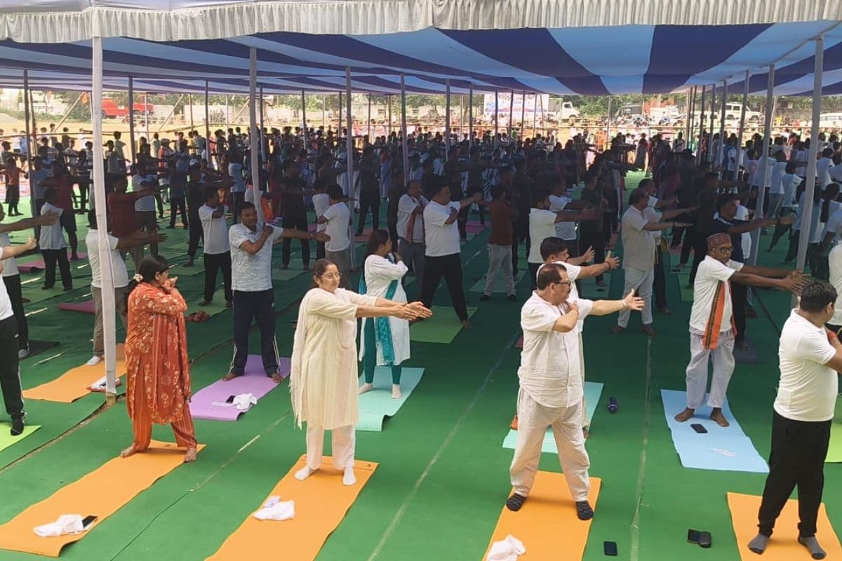 अंतरराष्ट्रीय योग दिवस पर डोमचांच में योगाभ्यास, केंद्रीय मंत्री अन्नपूर्णा देवी हुई शामिल 