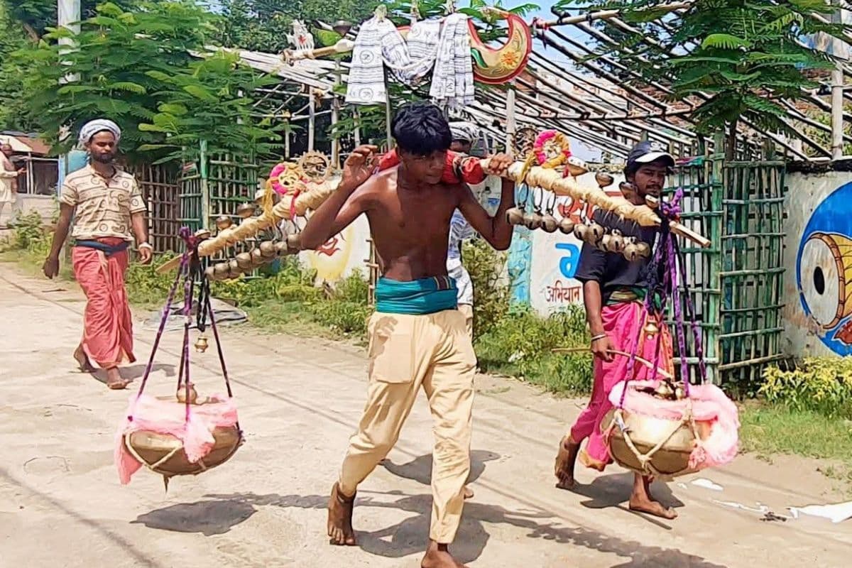 कोलकाता के शिवभक्तों की आकर्षक कांवर बनी चर्चा का विषय, कांवरिया पथ पर हर कोई निहार रहा नजारा