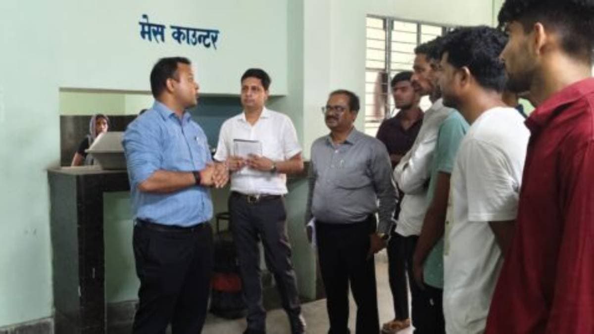 छात्रावास का निरीक्षण करते हुए जिलाधिकारी छात्रावास का निरीक्षण करते हुए जिलाधिकारी