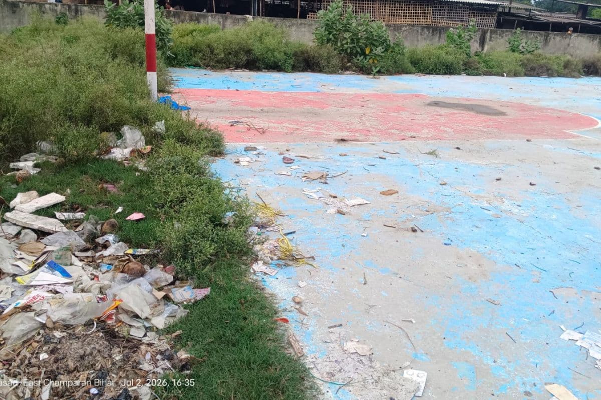 लाखों से बना बास्केटबॉल कोर्ट बदहाल, झाड़ियों में घिरा खेल मैदान, खिलाड़ी परेशान