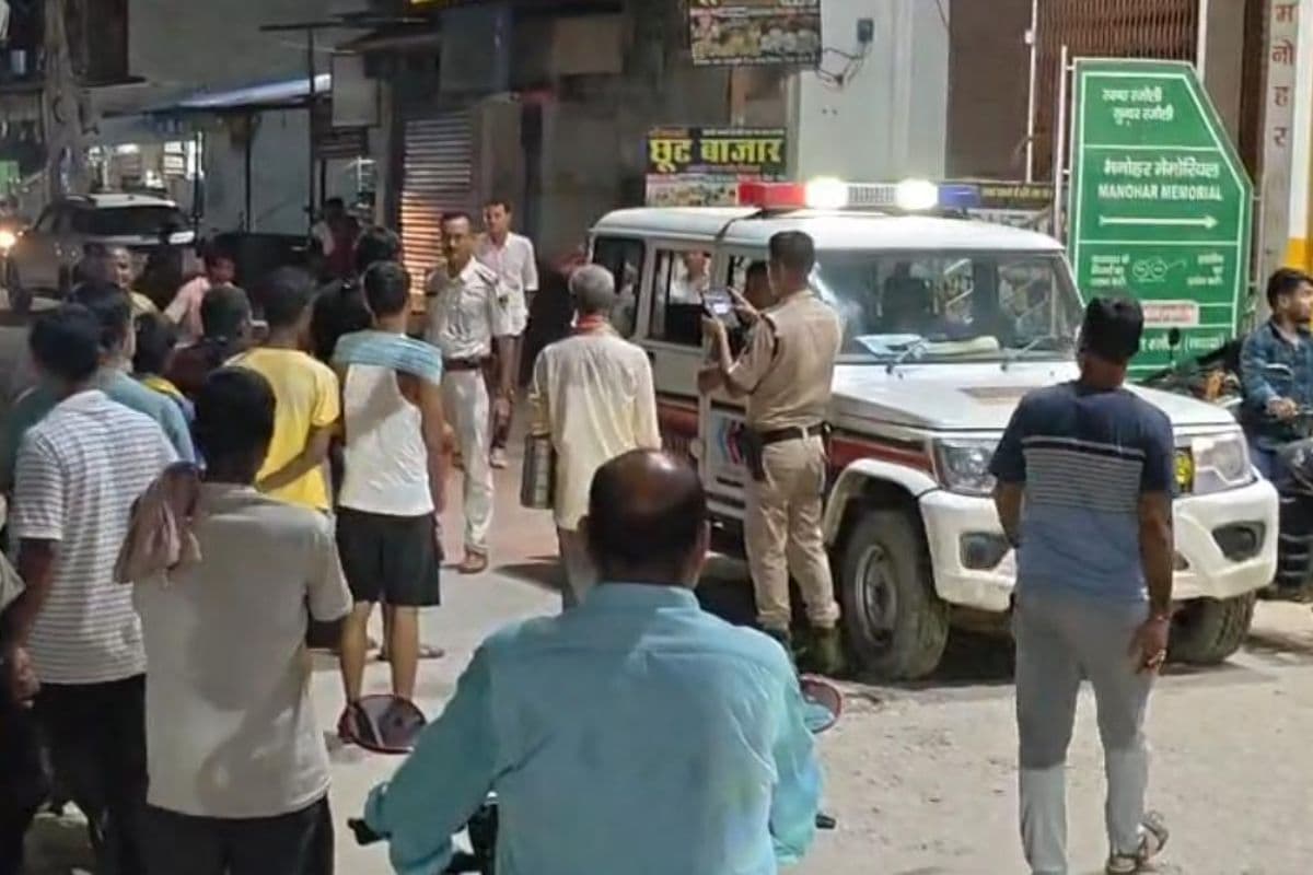 नवादा में बीच रोड पर हाई वोल्टेज ड्रामा: अधेड़ व्यक्ति ने नशे में महिला से की बदतमीजी, आखिर क्यों मौके पर पहुंची पुलिस बिना कार्रवाई लौटी?