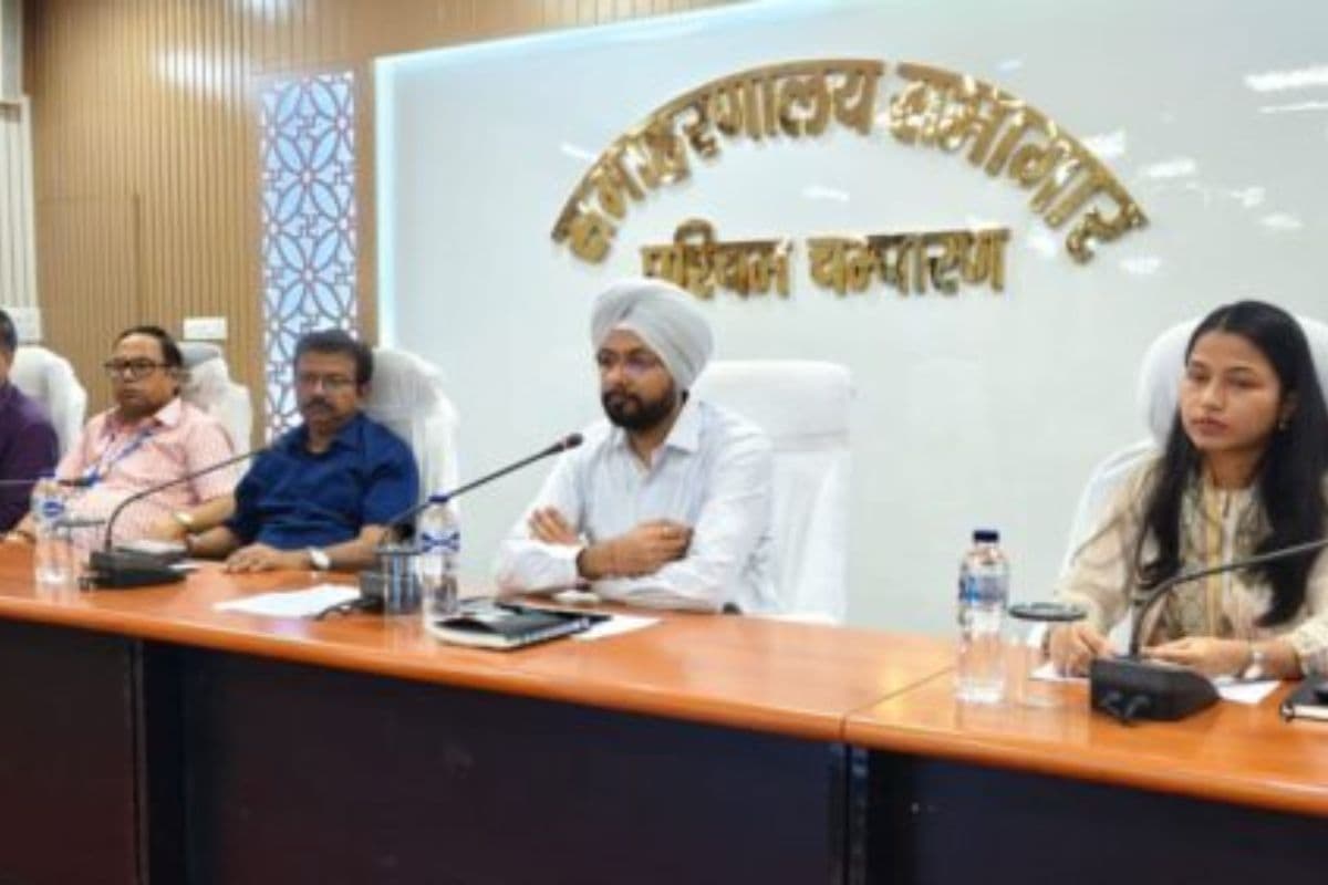 बाढ़ से पहले तैयारी पूरी करें, लंबित मामले जल्द निपटाएं… डीएम ने अधिकारियों को दिए सख्त निर्देश