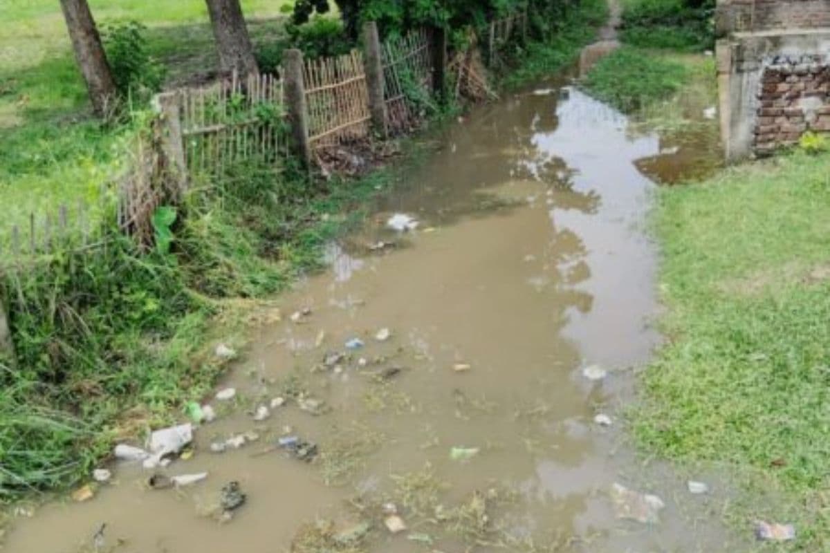 बारिश में तालाब बन जाती है बेतिया की यह गली, शिकायतों के बाद भी नहीं बनी सड़क
