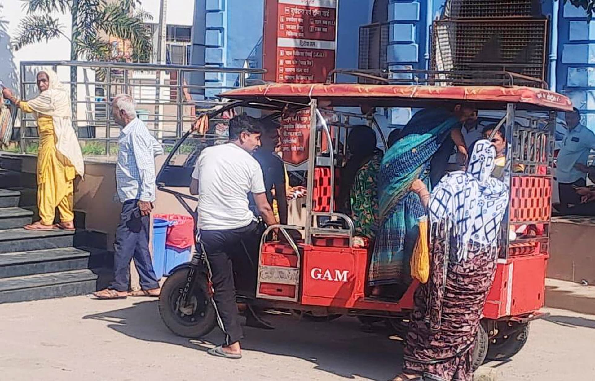 ई-रिक्शा पर गर्भवती ने दिया बेटे को जन्म, स्ट्रेचर तक नहीं मिला, रैंप से पैदल पहुंची प्रसव वार्ड